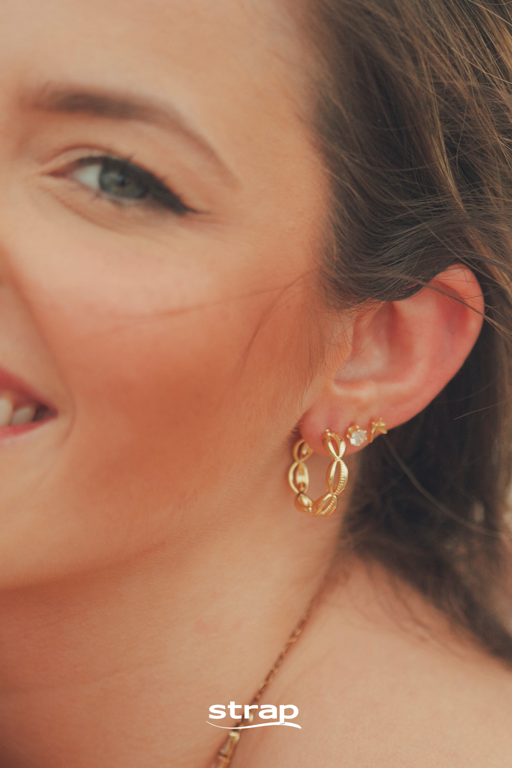 BRINCO DE ARGOLA COM BUZIOS FOLHEADO A OURO 18K