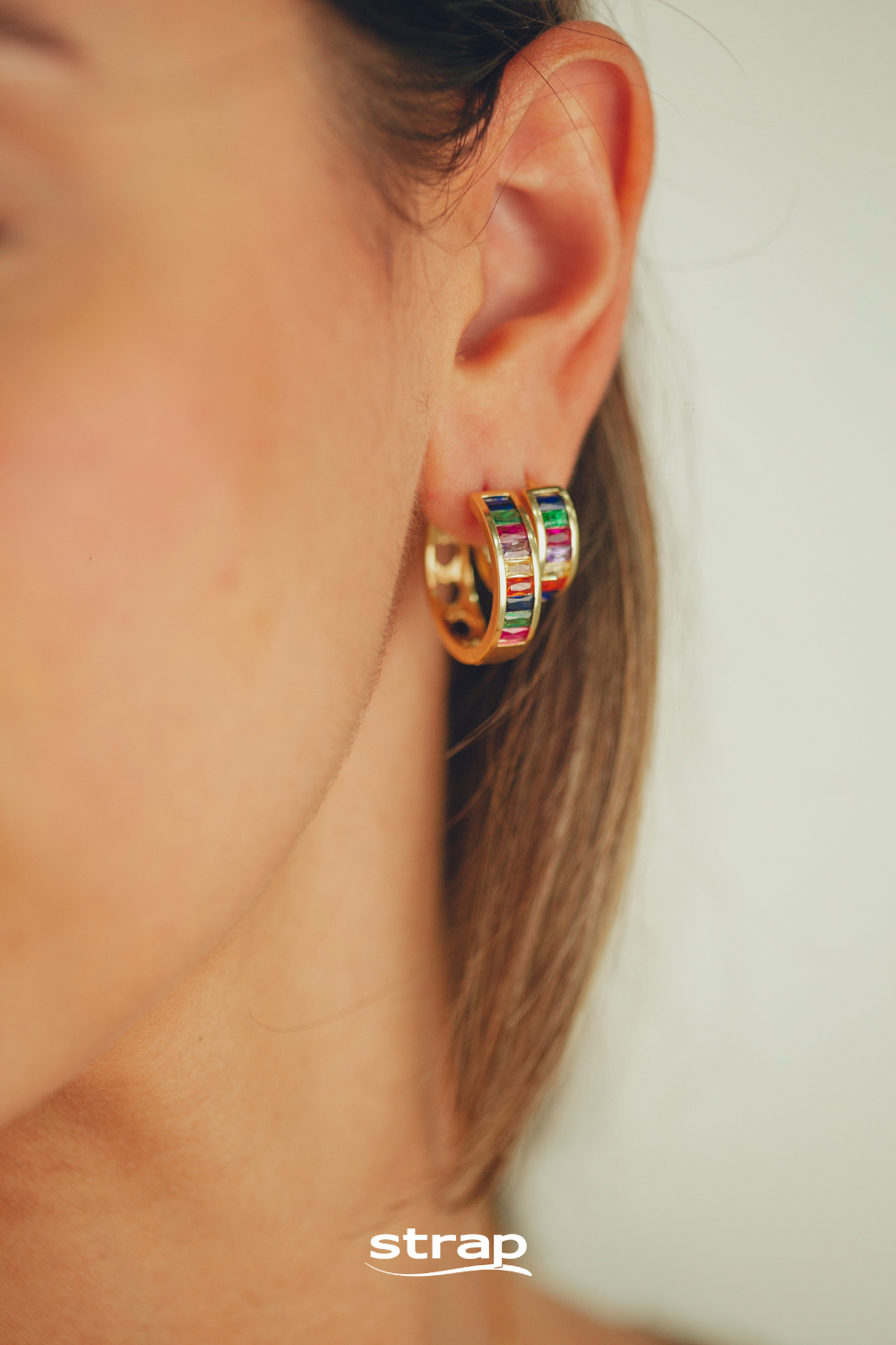 BRINCO DE ARGOLA COM ZIRCONIA COLORIDA TAMANHO M FOLHEADO A OURO 18K
