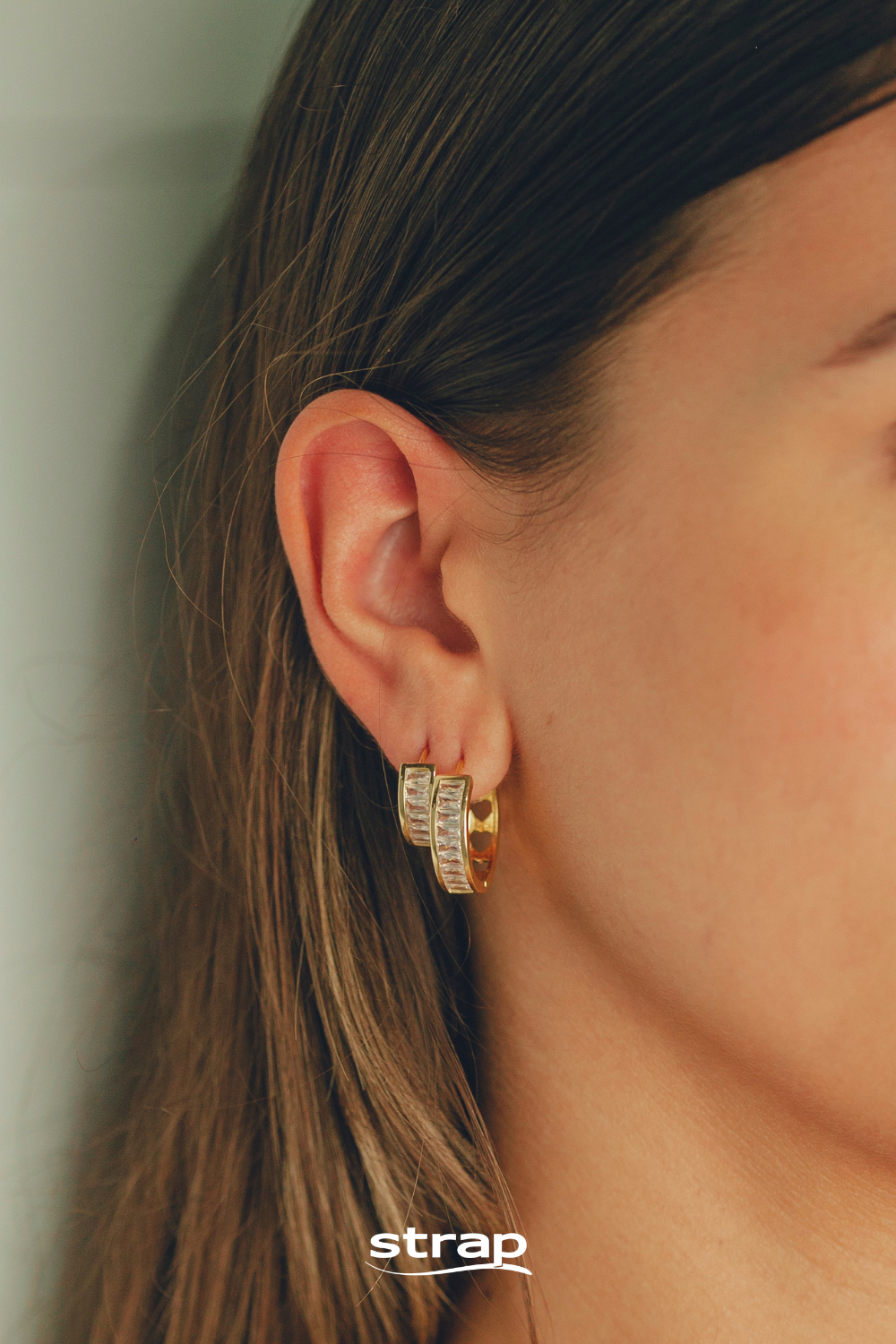 BRINCO DE ARGOLA COM ZIRCONIA CRISTAL TAMANHO G FOLHEADO A OURO 18K