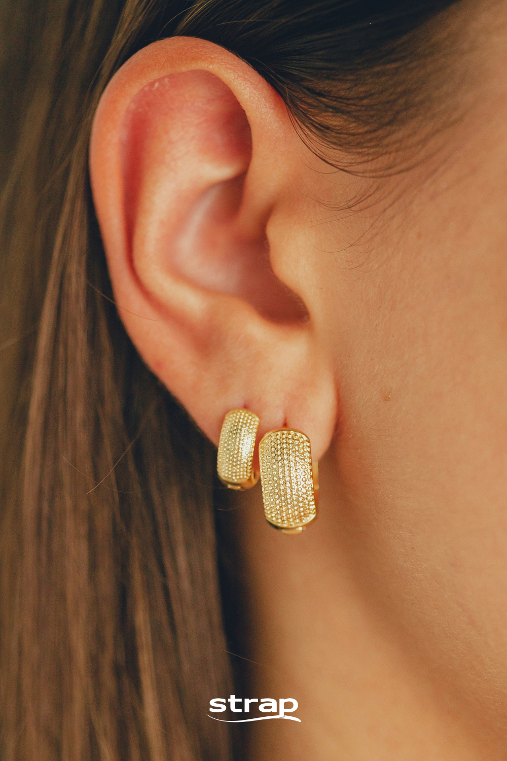 BRINCO DE ARGOLA DE CLICK MEDIA FOLHEADA A OURO 18K