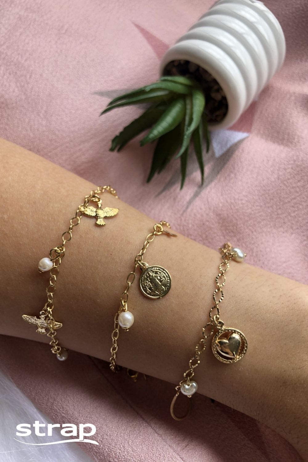 PULSEIRA SÃO BENTO COM CRUCIFIXO E PÉROLA FOLHEADA A OURO 18K