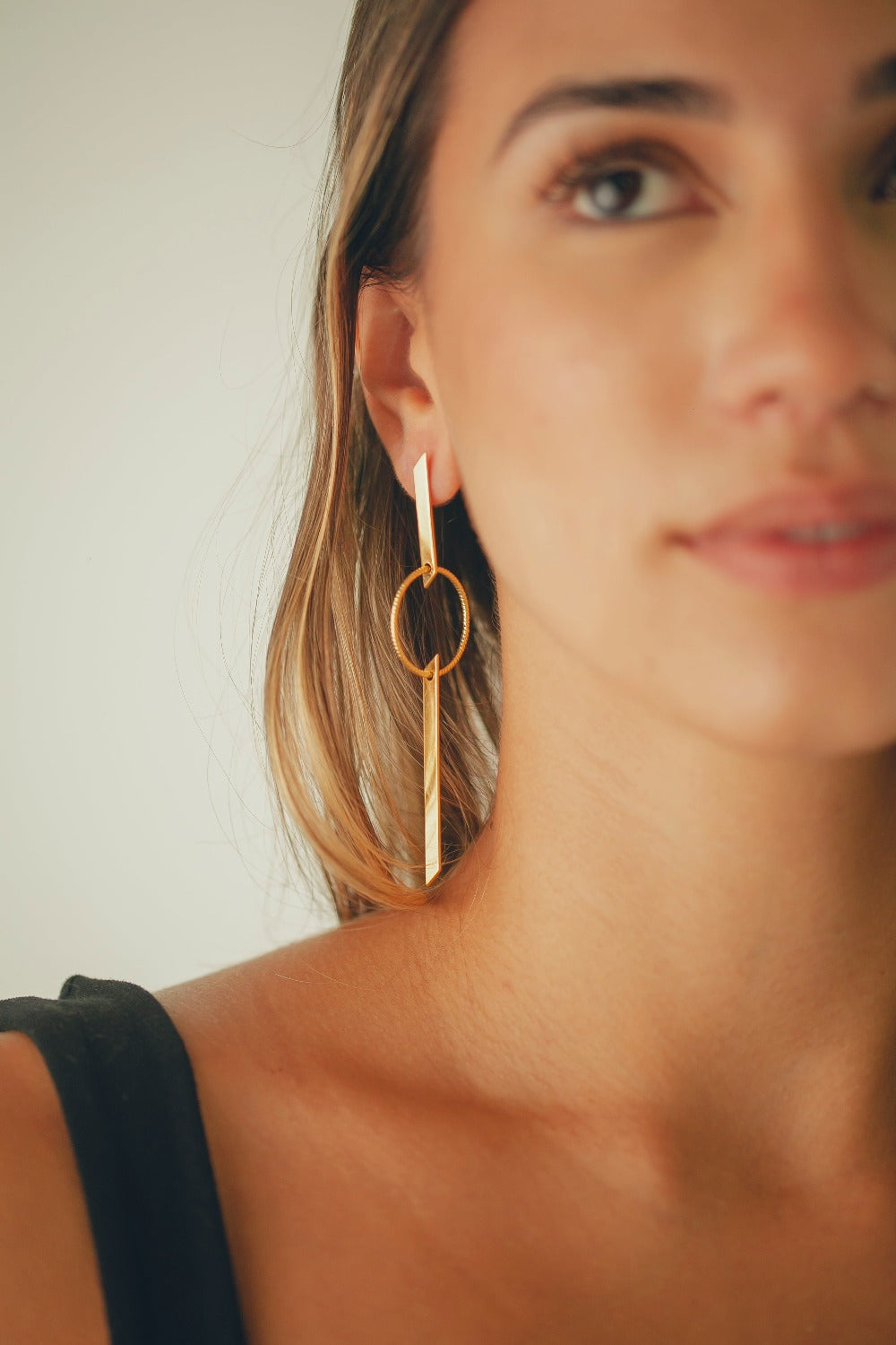 BRINCO PALITO COM CÍRCULO FOLHEADO A OURO 18K