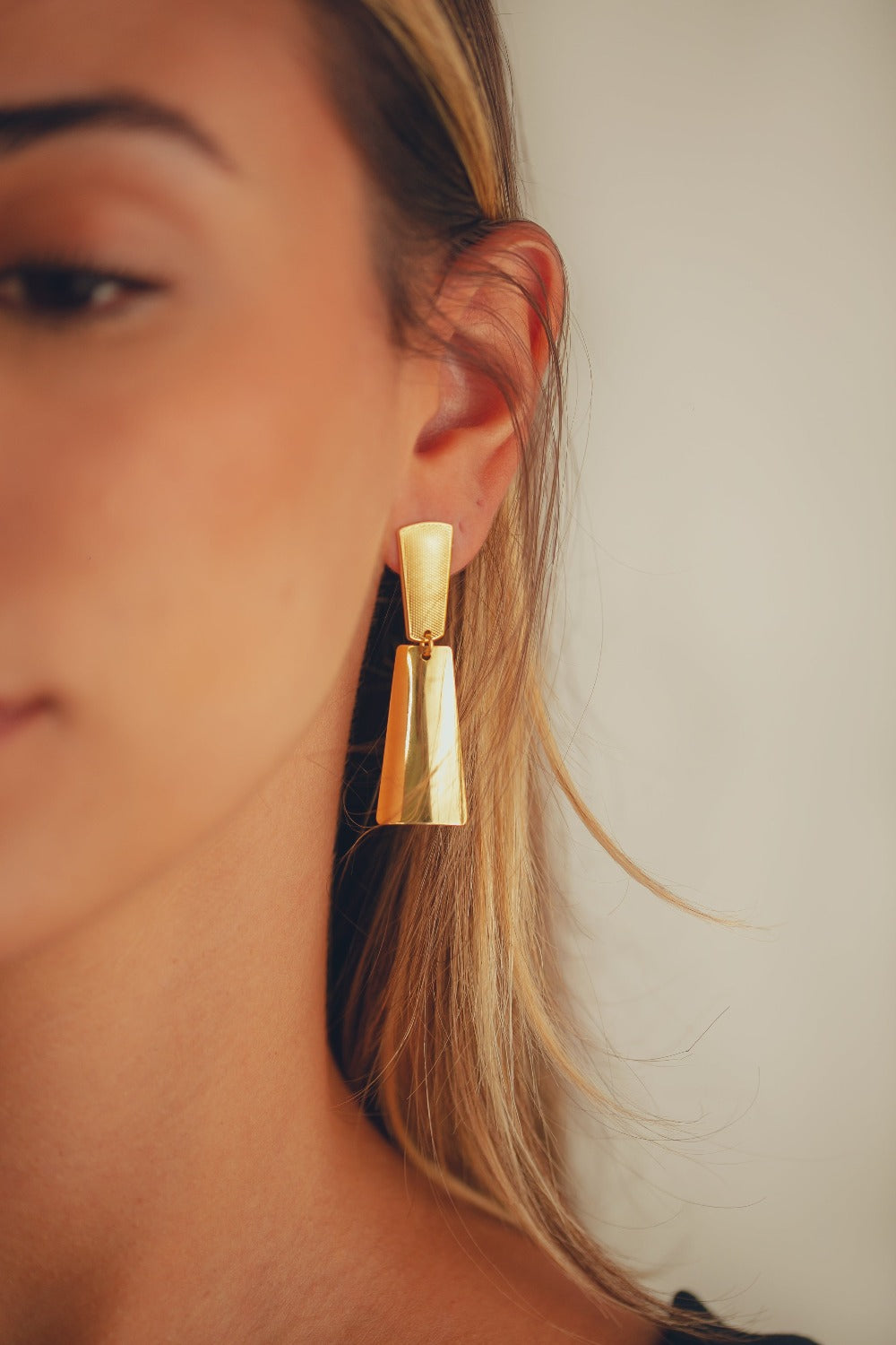 BRINCO TRAPÉZIOS FOLHEADO A OURO 18K