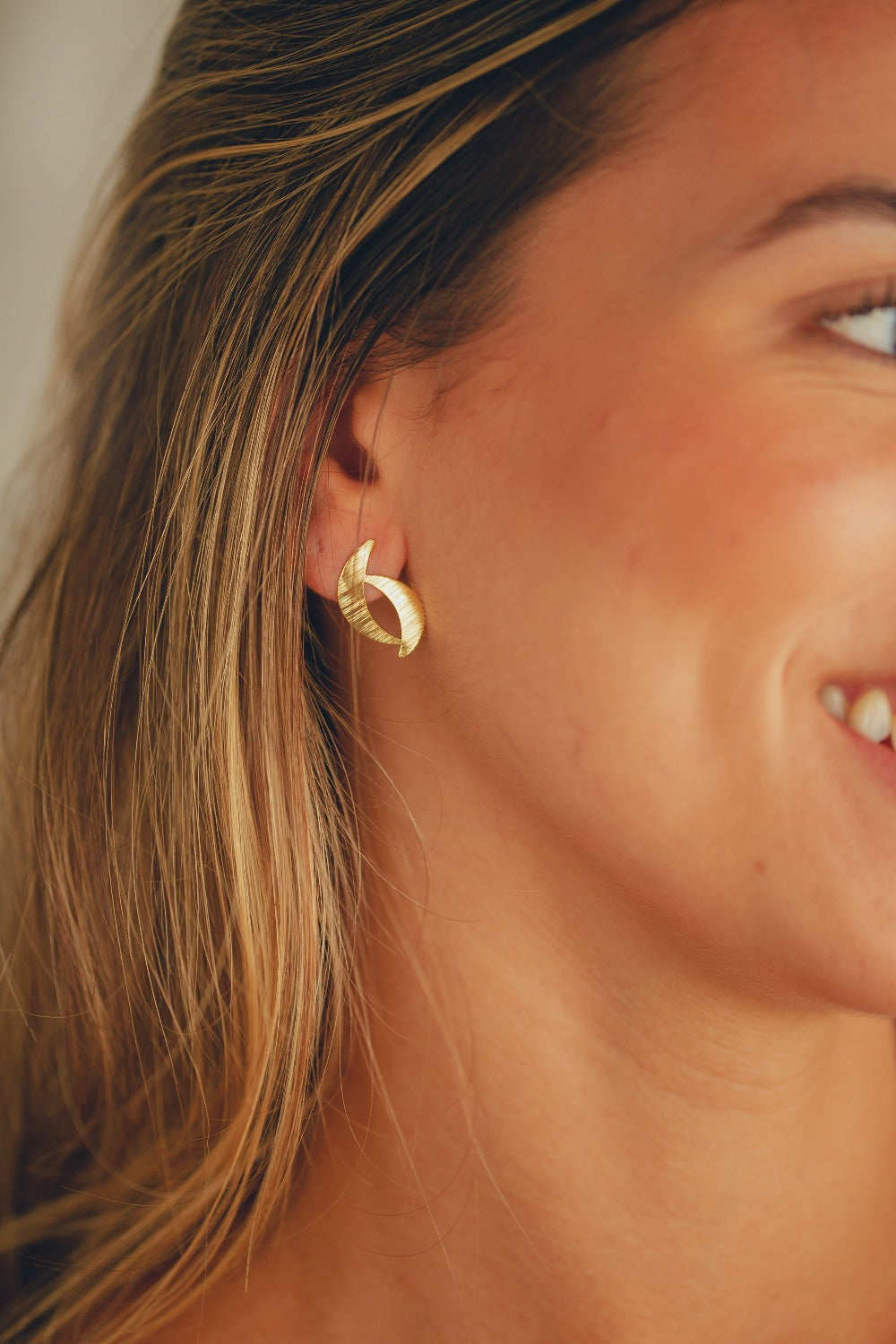 BRINCO MEIAS-LUAS FOLHEADO A OURO 18K