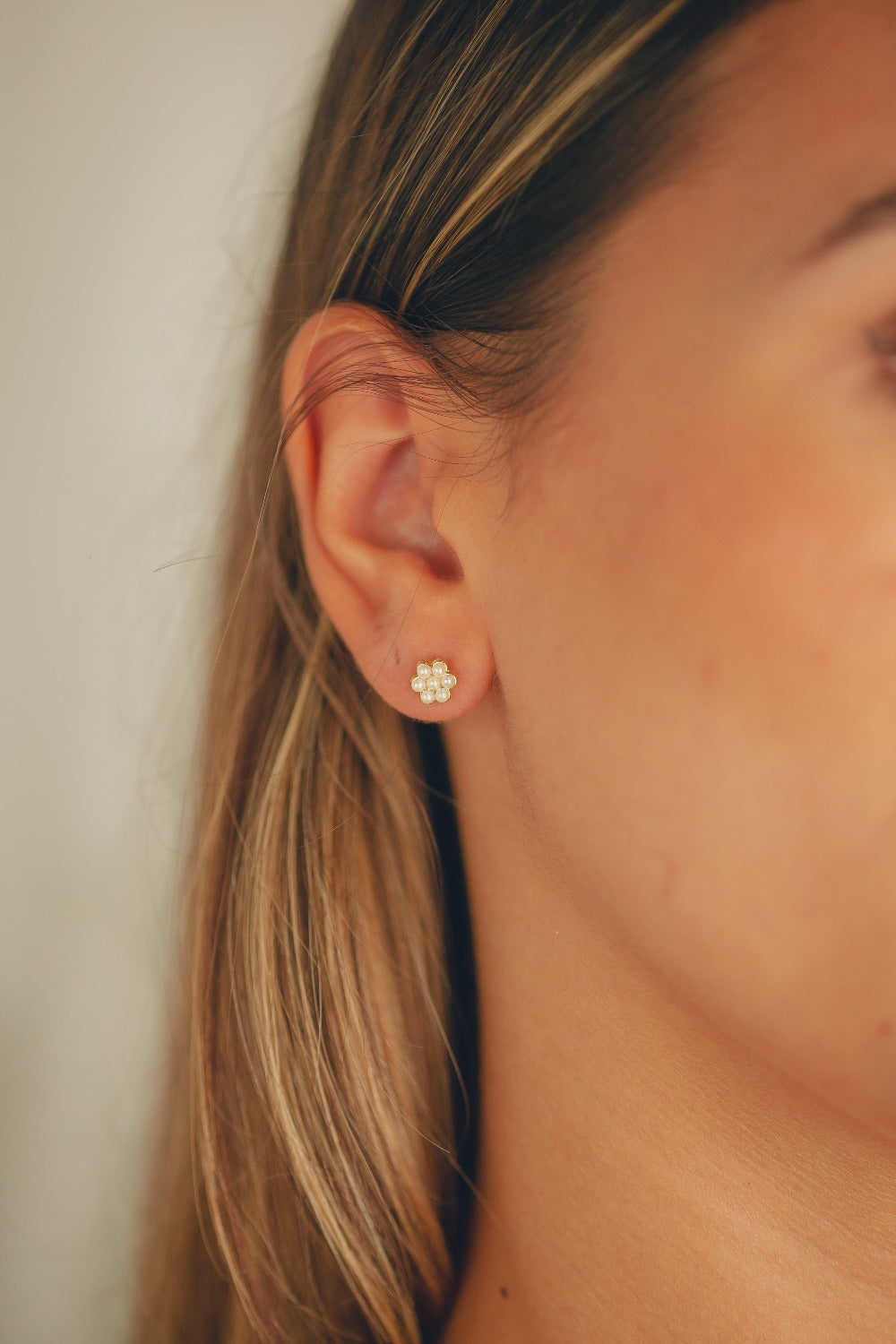 BRINCO MINI FLOR COM PEROLAS FOLHEADO A OURO 18K