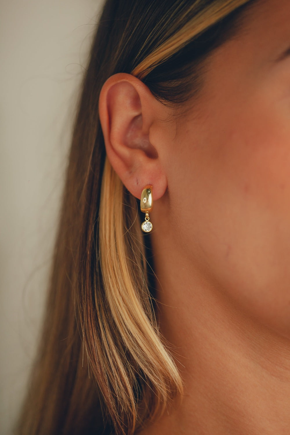 BRINCO DE ARGOLA COM PINGENTE DE ZIRCONIA FOLHEADO A OURO 18K