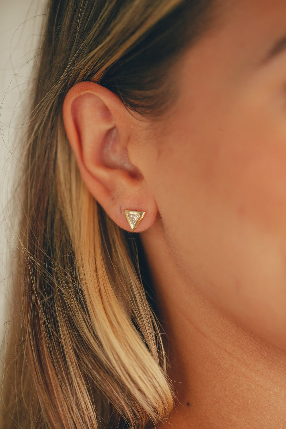 BRINCO MINI TRIÂNGULO COM ZIRCÔNIA FOLHEADO A OURO 18K