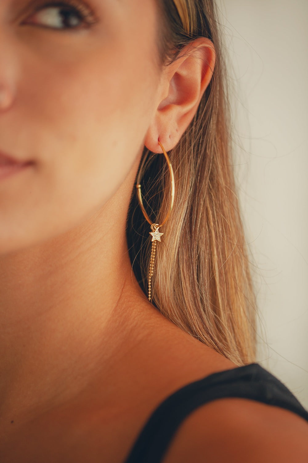 BRINCO ARGOLA GRANDE COM PINGENTE DE ESTRELA FOLHEADO A OURO 18K