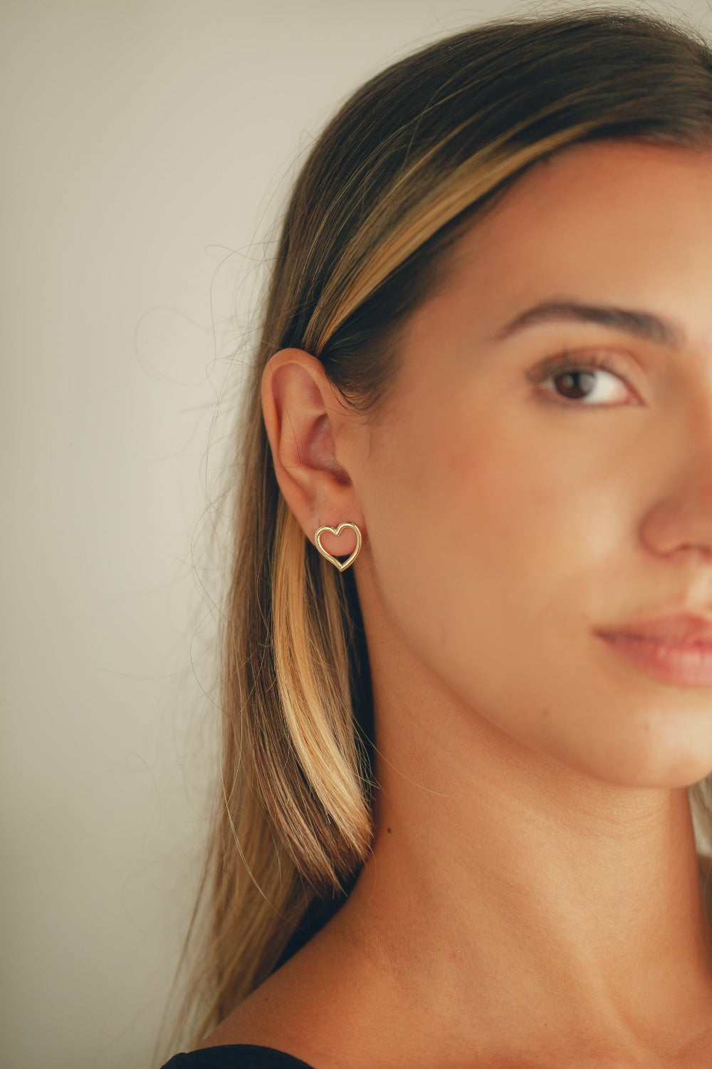 BRINCO DE CORAÇÃO VAZADO FOLHEADO A OURO 18K