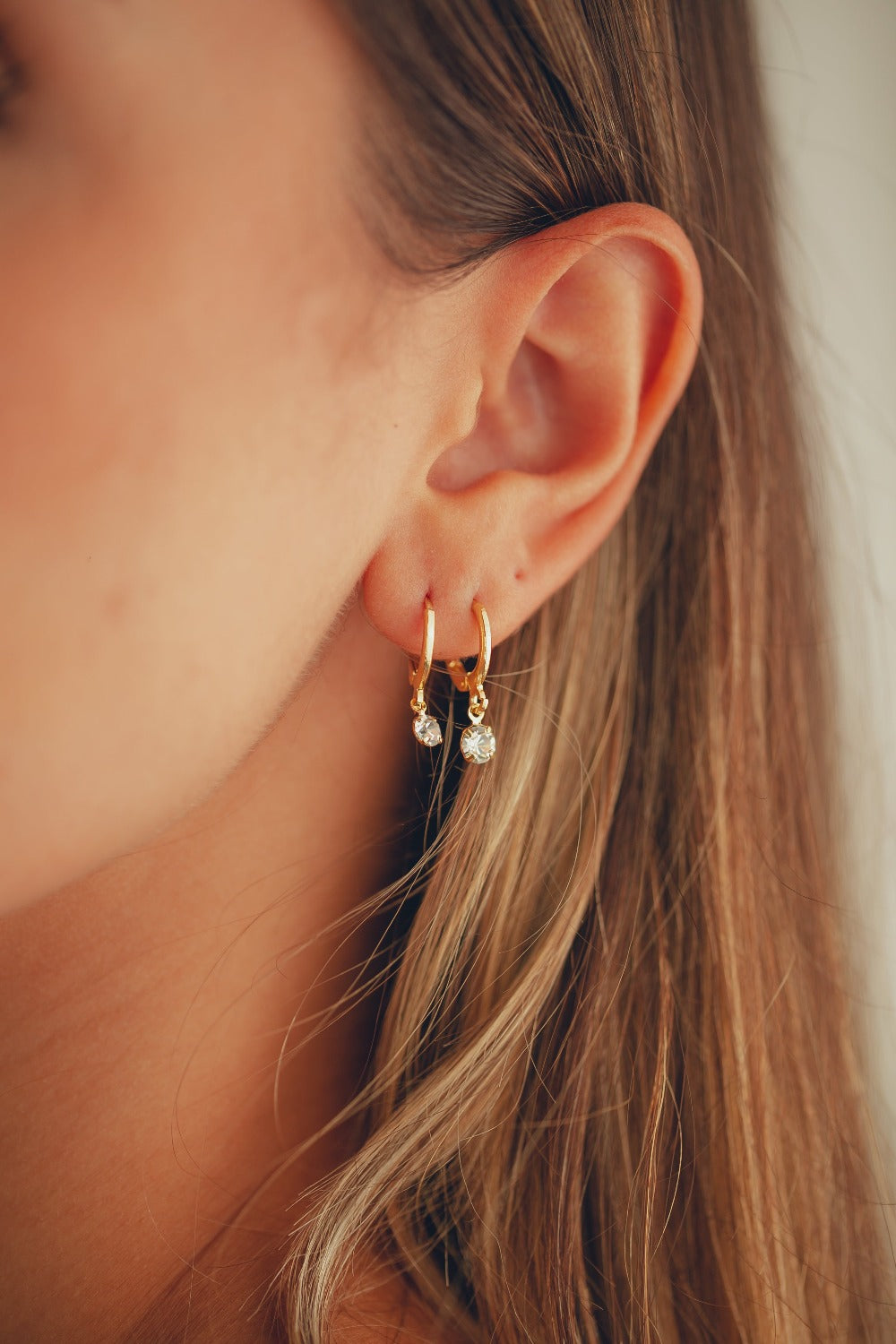 DUPLA DE BRINCO DE ARGOLA COM ZIRCÔNIAS FOLHEADA A OURO 18K
