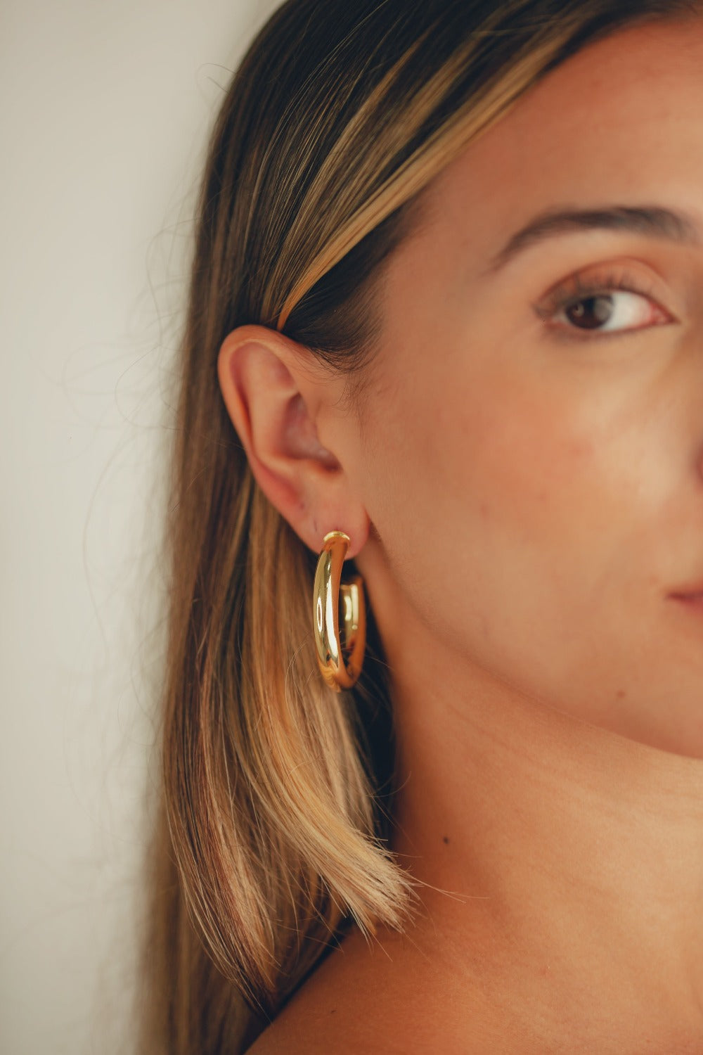BRINCO DE ARGOLA GRANDE EM TUBO FOLHEADO A OURO 18K