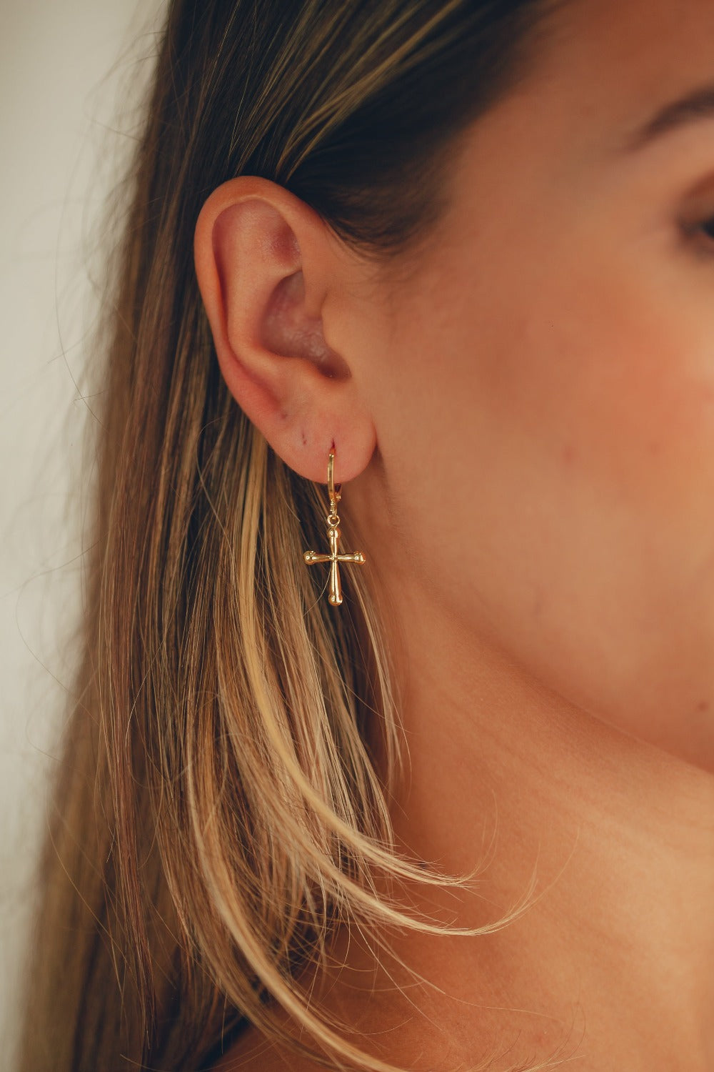 BRINCO DE ARGOLA FECHADA COM CRUCIFIXO FOLHEADO A OURO 18K