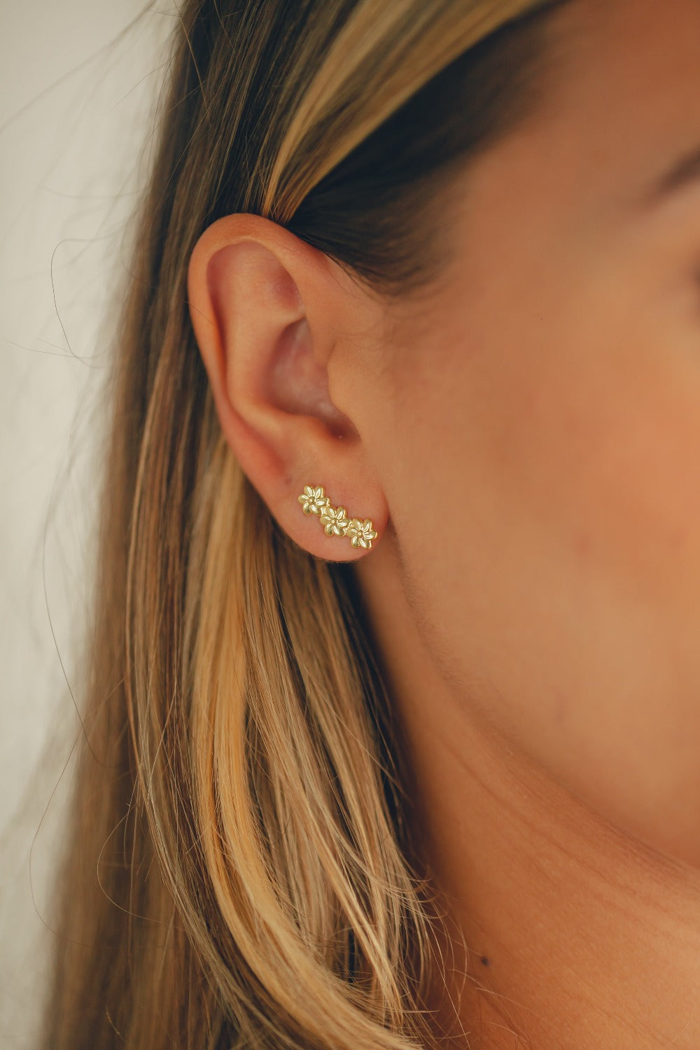BRINCO MINI FLORES FOLHEADO A OURO 18K