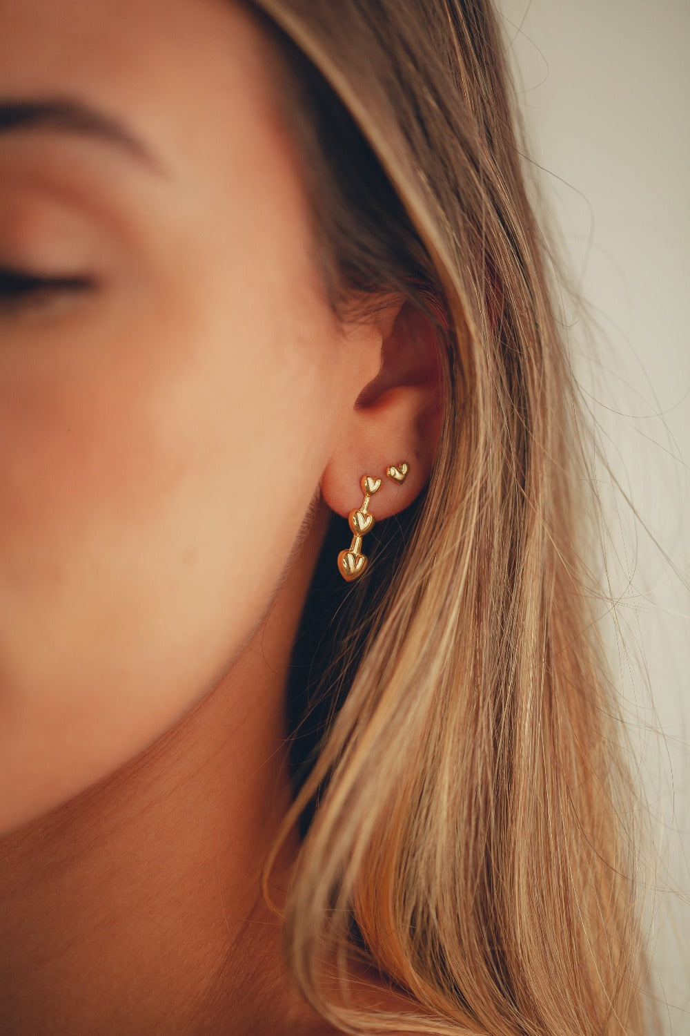 BRINCO DUPLA DE CORAÇÕES FOLHEADO A OURO 18K