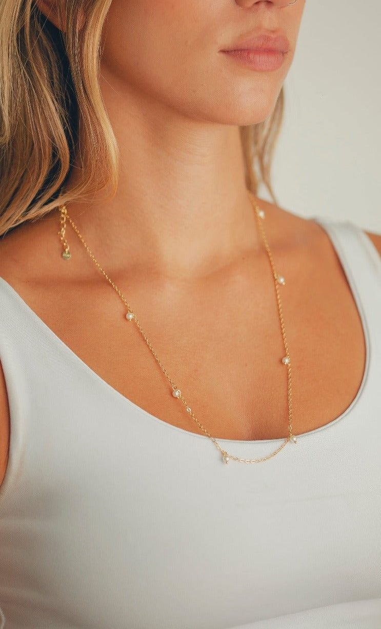 COLAR COM PÉROLAS FOLHEADO A OURO 18K 60CM