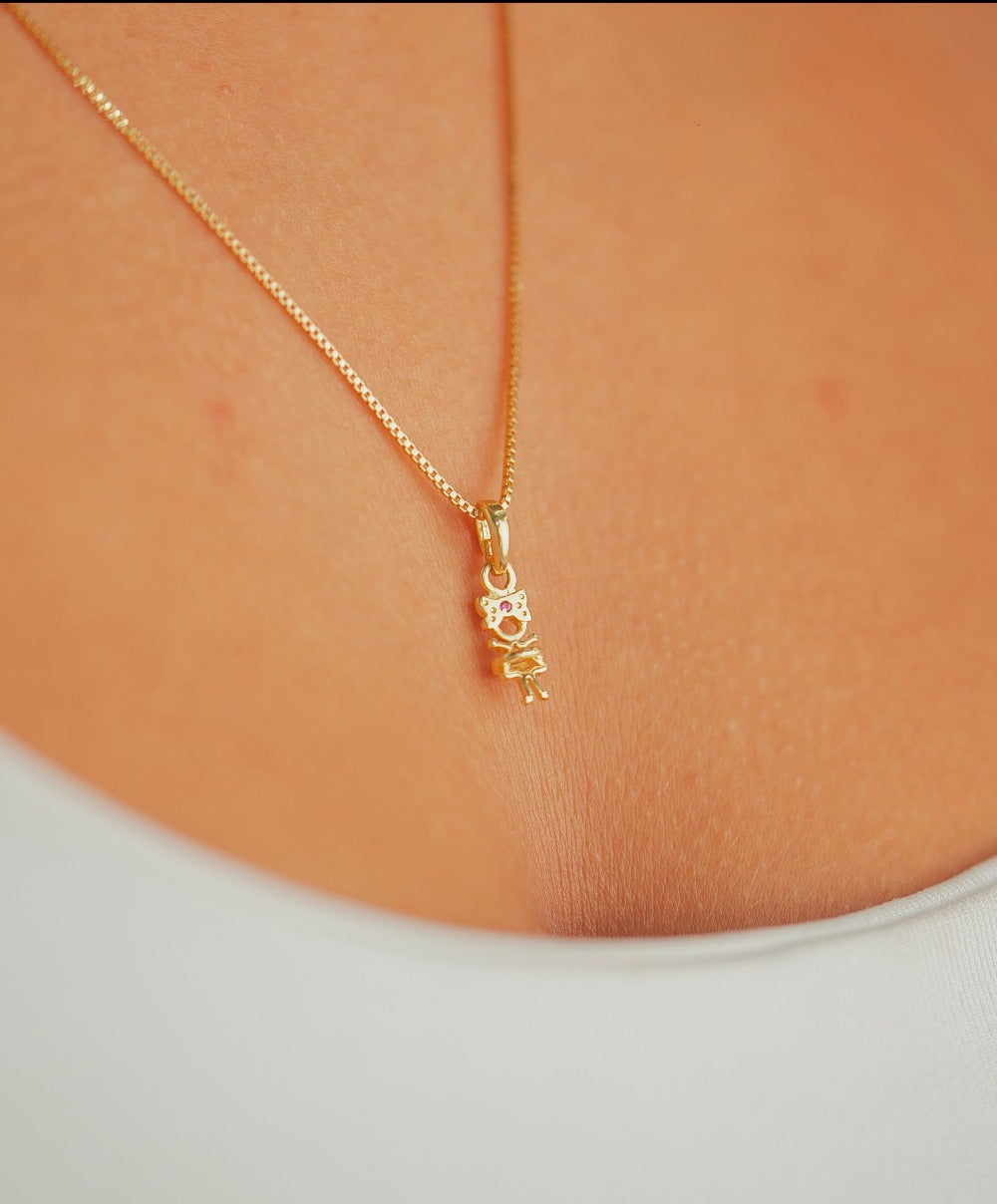 COLAR COM PINGENTE DE MENINA PRINCESA FOLHEADO A OURO 18K