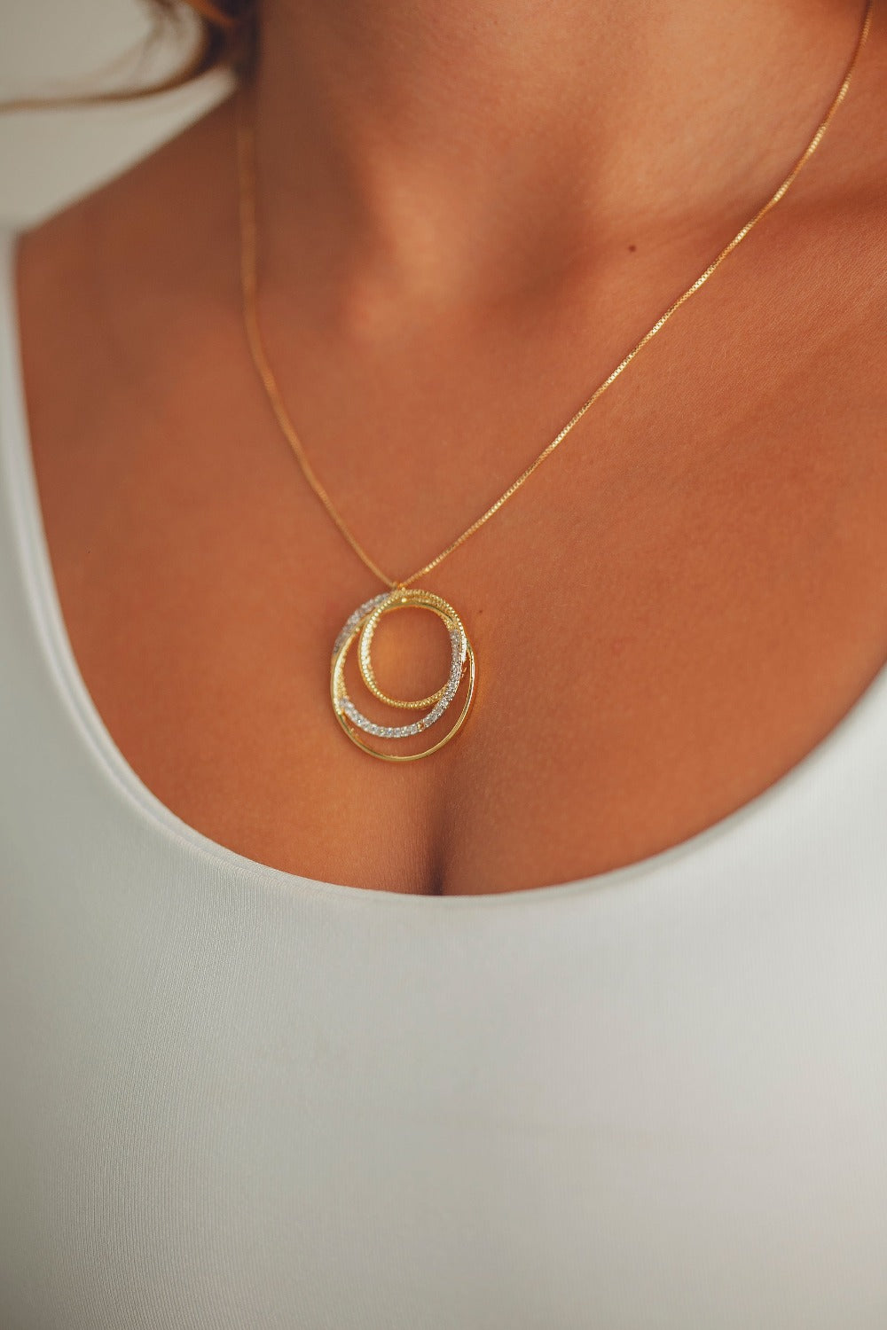 COLAR COM PINGENTE DE CÍRCULOS SOBREPOSTOS CRAVEJADO COM ZIRCÔNIAS FOLHEADO A OURO 18K