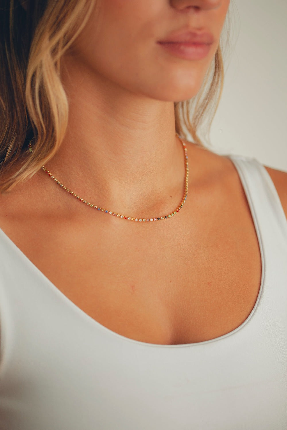 COLAR CHOKER STRASS COLORIDO 35CM COMPRIMENTO FOLHEADO A OURO 18K