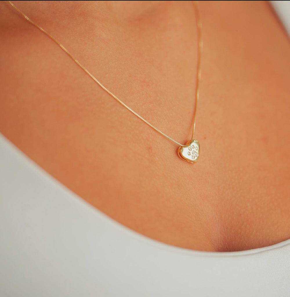COLAR CORAÇÃO COM DETALHE DE PATA EM ZIRCÔNIAS FOLHEADO A OURO 18K