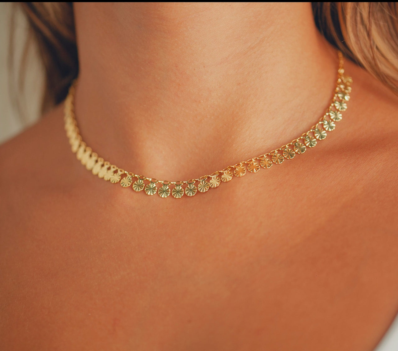 COLAR CHOKER COM PLAQUINHAS REDONDAS TRABALHADAS FOLHEADO A OURO 18K