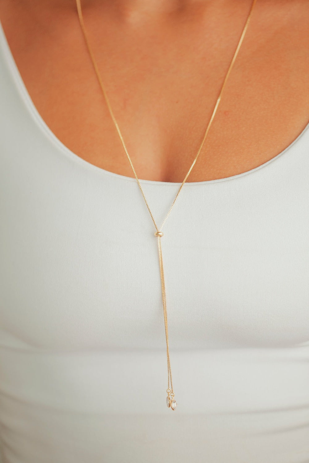 COLAR LONGO ESTILO GRAVATINHA REGULÁVEL COM ZIRCÔNIAS FOLHEADO A OURO 18K