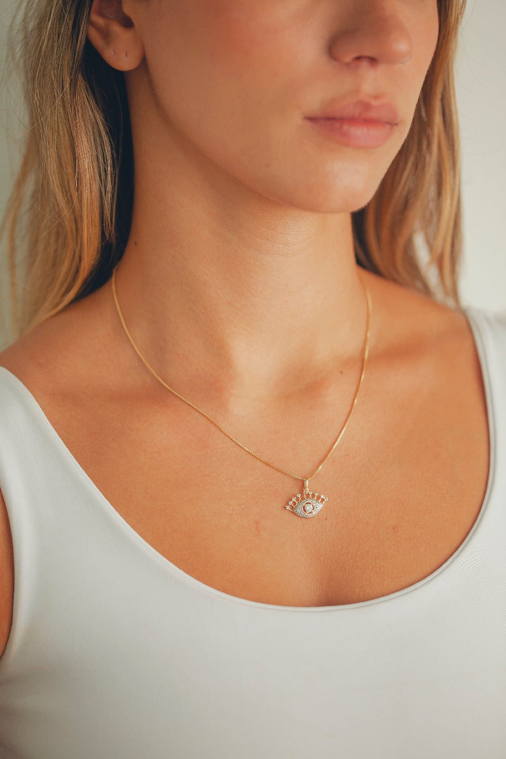 COLAR OLHO COM CILIOS E ZIRCONIAS FOLHEADO A OURO 18K