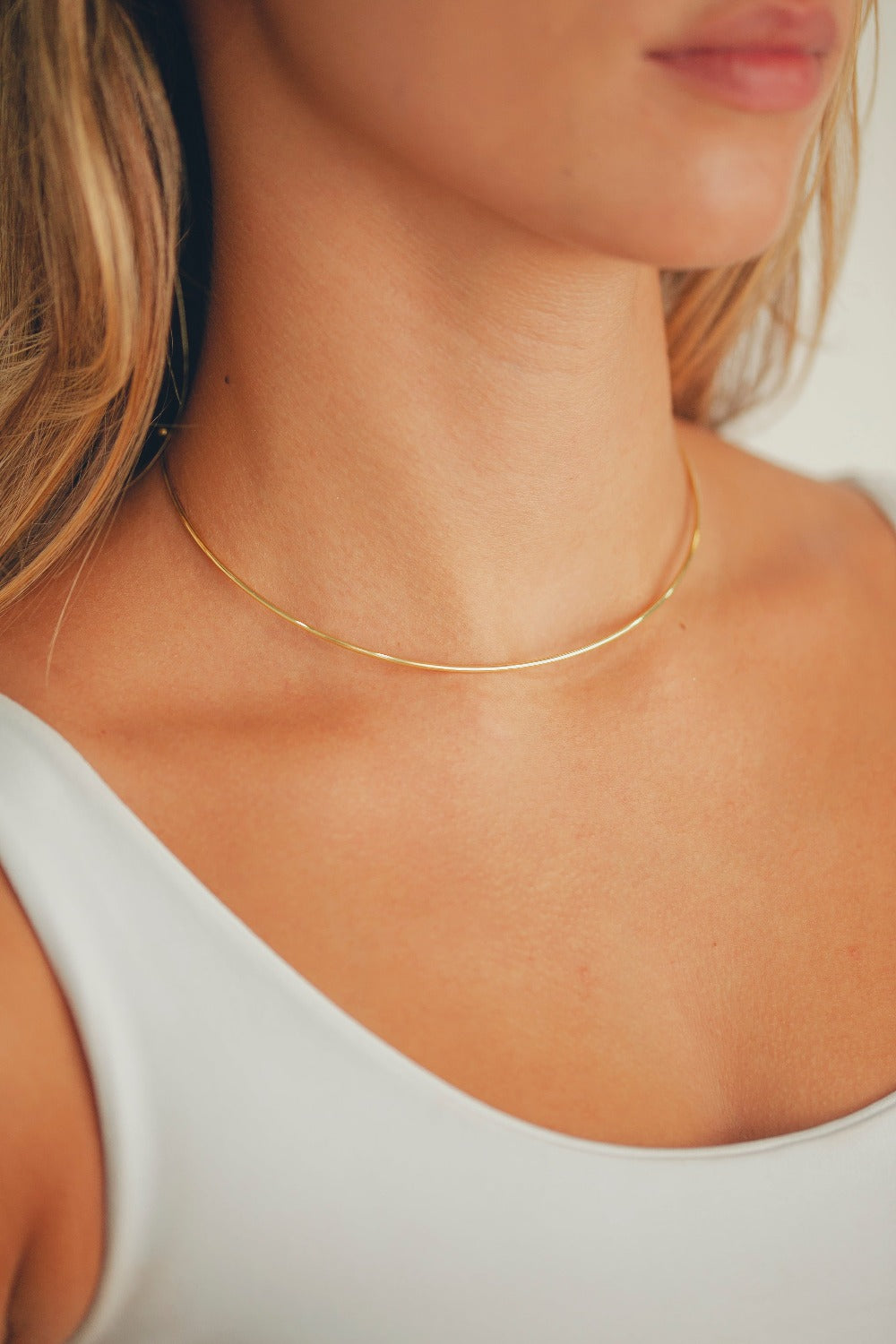 COLAR CHOKER ARO RÍGIDO SEM FECHAMENTO FOLHEADO A OURO 18K