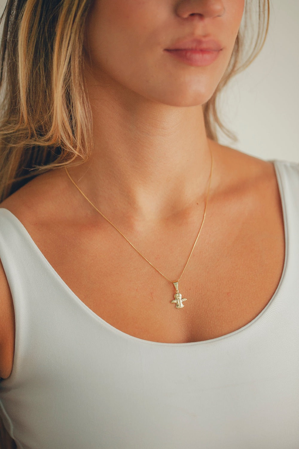 COLAR COM PINGENTE DE ANJO FOLHEADO A OURO 18K
