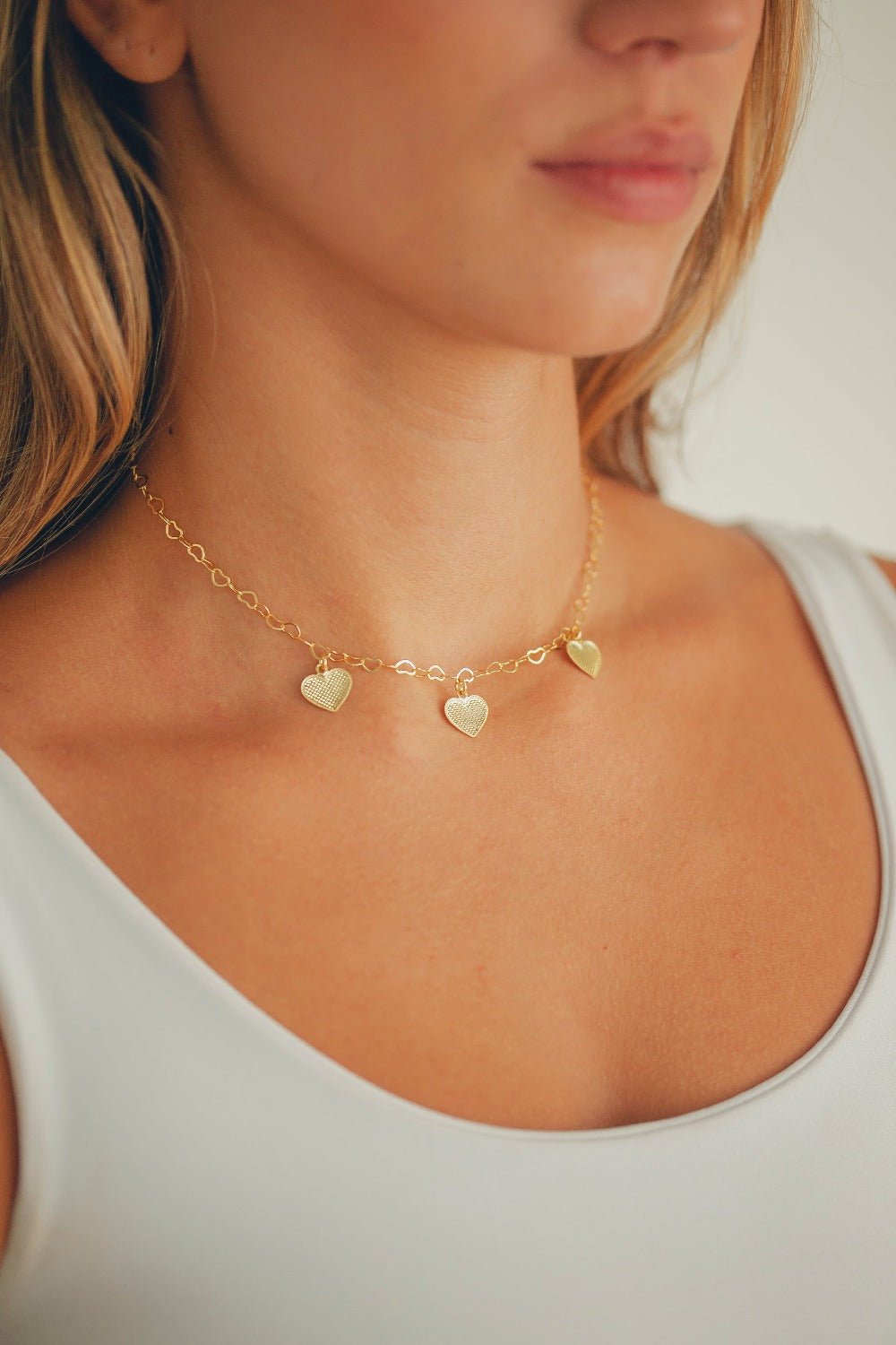 COLAR CHOKER ELO DE CORAÇÃO COM PINGENTES DE CORAÇÕES FOLHEADO A OURO 18K