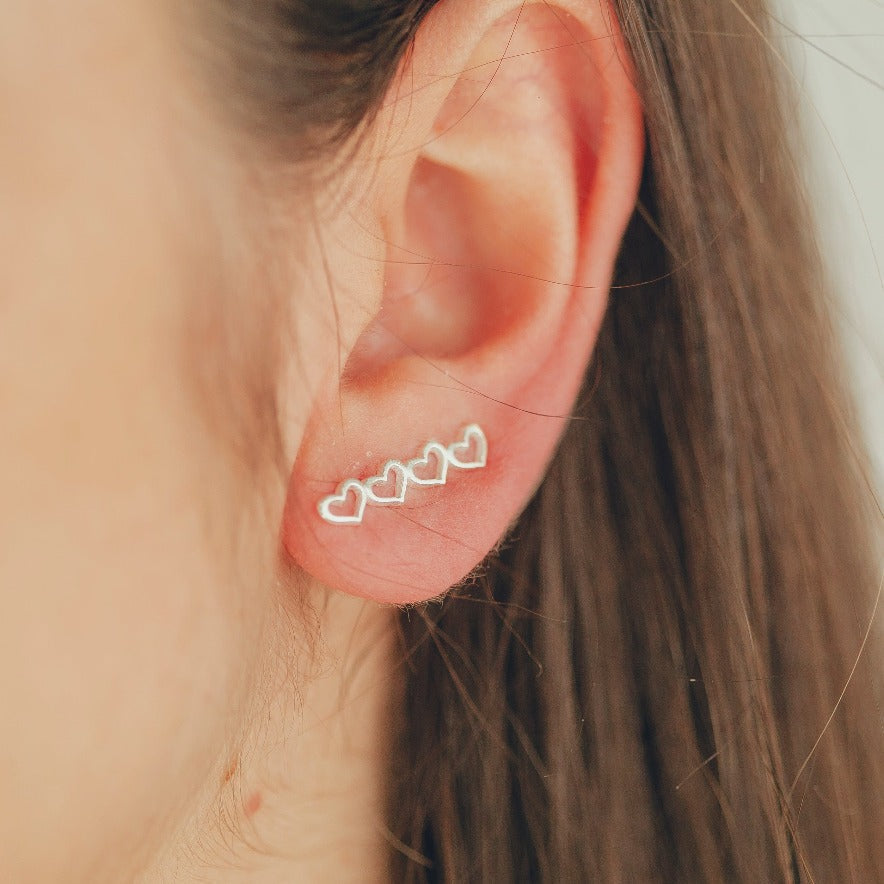 BRINCO EAR CUFF 4 CORAÇÕES VAZADOS EM PRATA HUMANIZADA