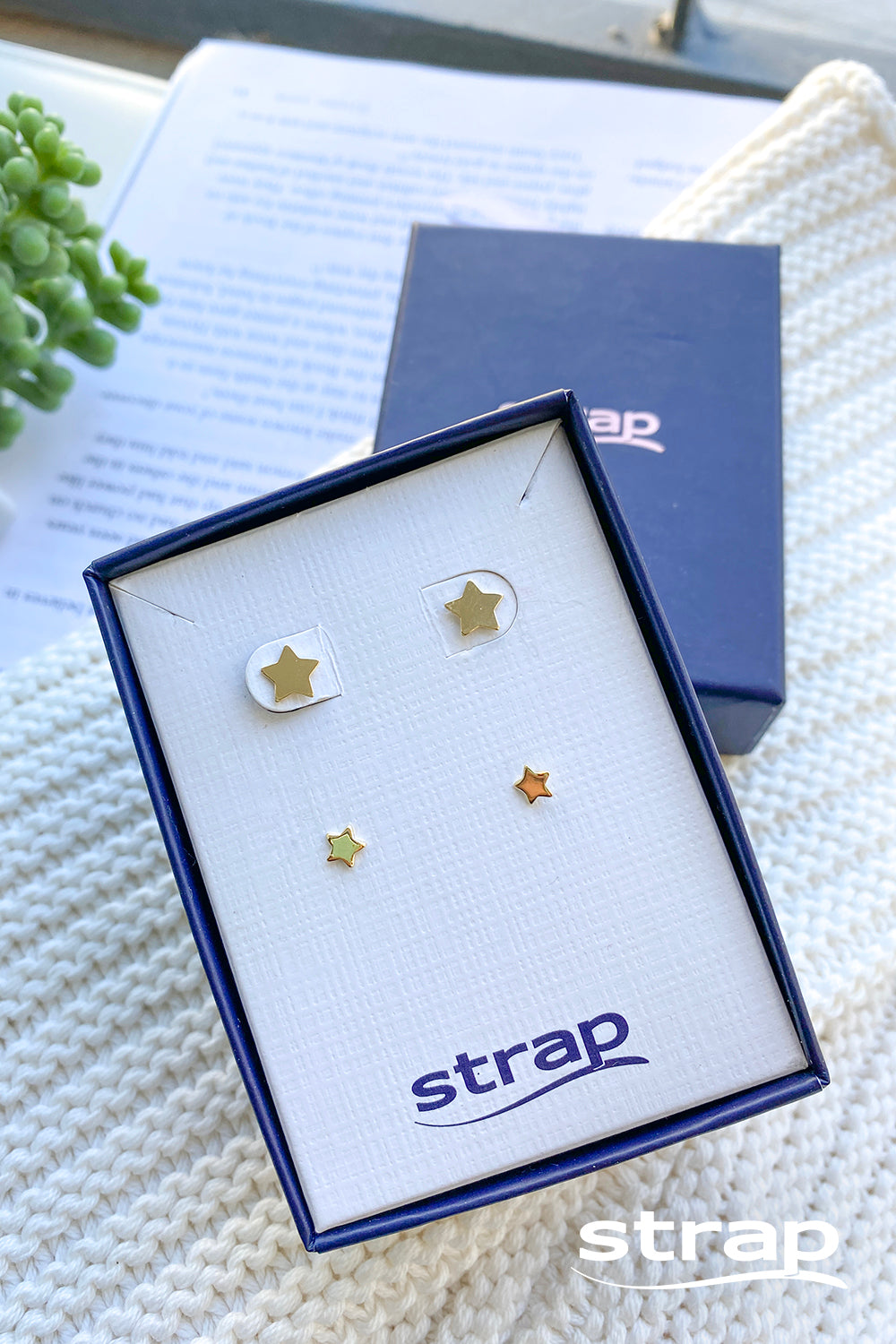 MINI BRINCO DUPLA DE ESTRELAS FOLHEADO A OURO 18K