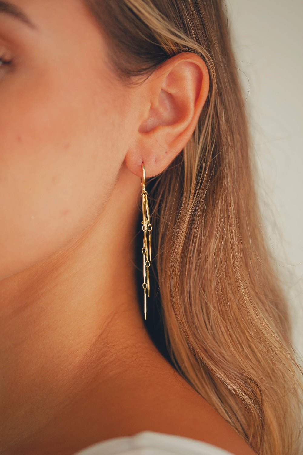 BRINCO DE ARGOLA FECHADA COM PENDENTE LONGO FOLHEADO A OURO 18K