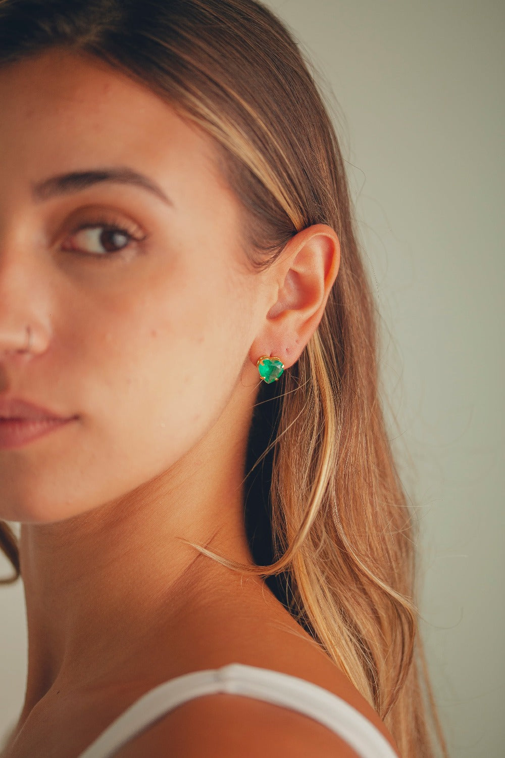 BRINCO DE CORAÇÃO EM ZIRCÔNIA VERDE FOLHEADO A OURO 18K
