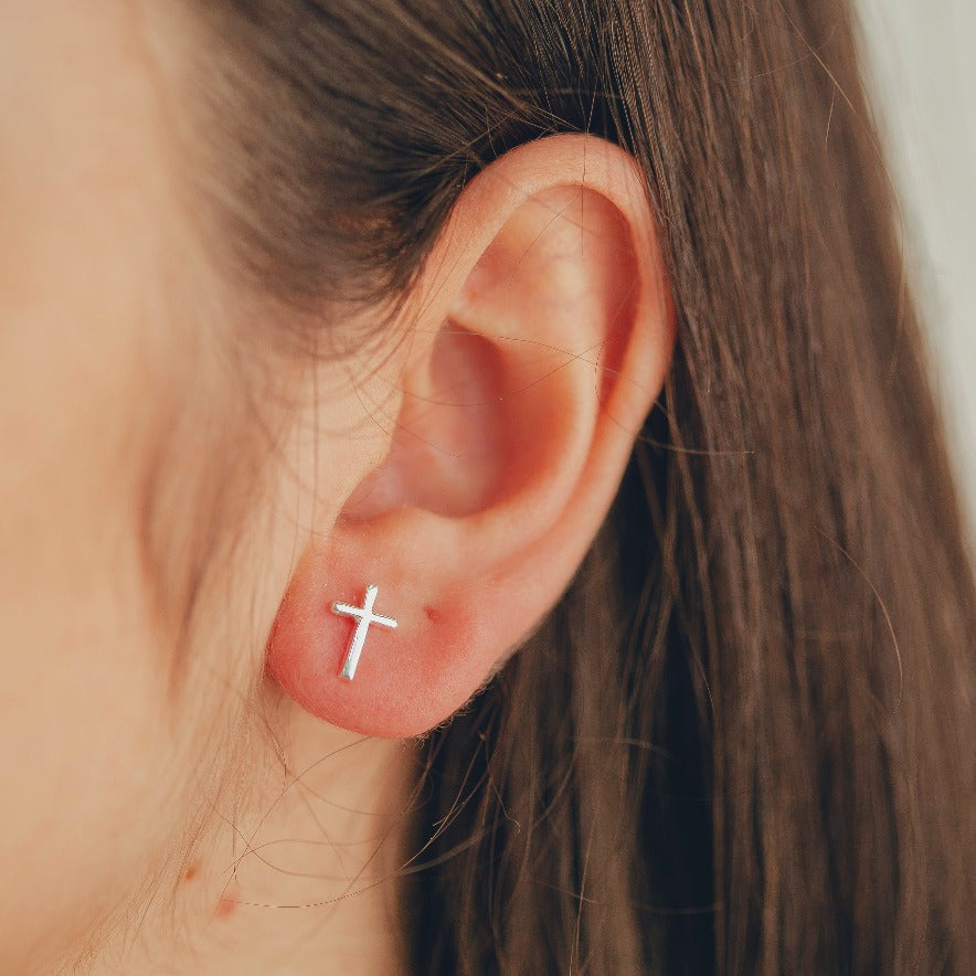 BRINCO CRUCIFIXO LISO EM PRATA HUMANIZADA