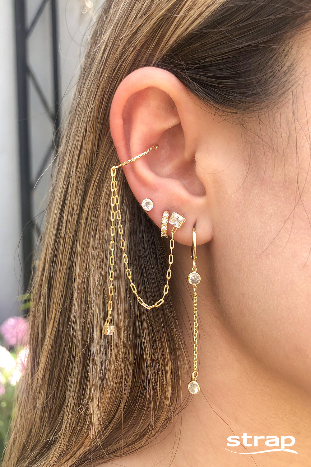 BRINCO DE ARGOLA CRAVEJADA DE ZIRÔNIAS FOLHEADO A OURO 18K