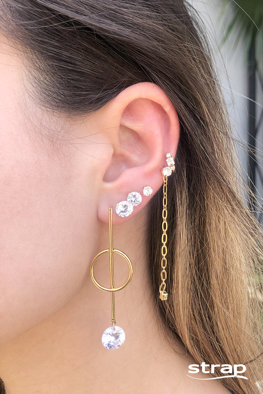 BRINCO PALITO COM CÍRCULO E ZIRCÔNIA FOLHEADO A OURO 18K