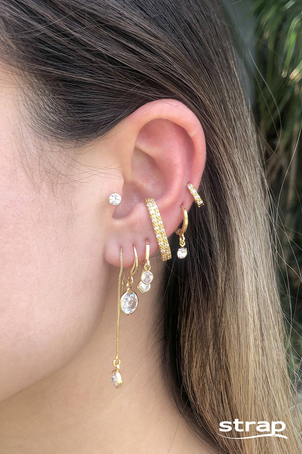 BRINCO DE ARGOLA COM TRÊS PINGENTES DE ZIRCÔNIA FOLHEADO A OURO 18K