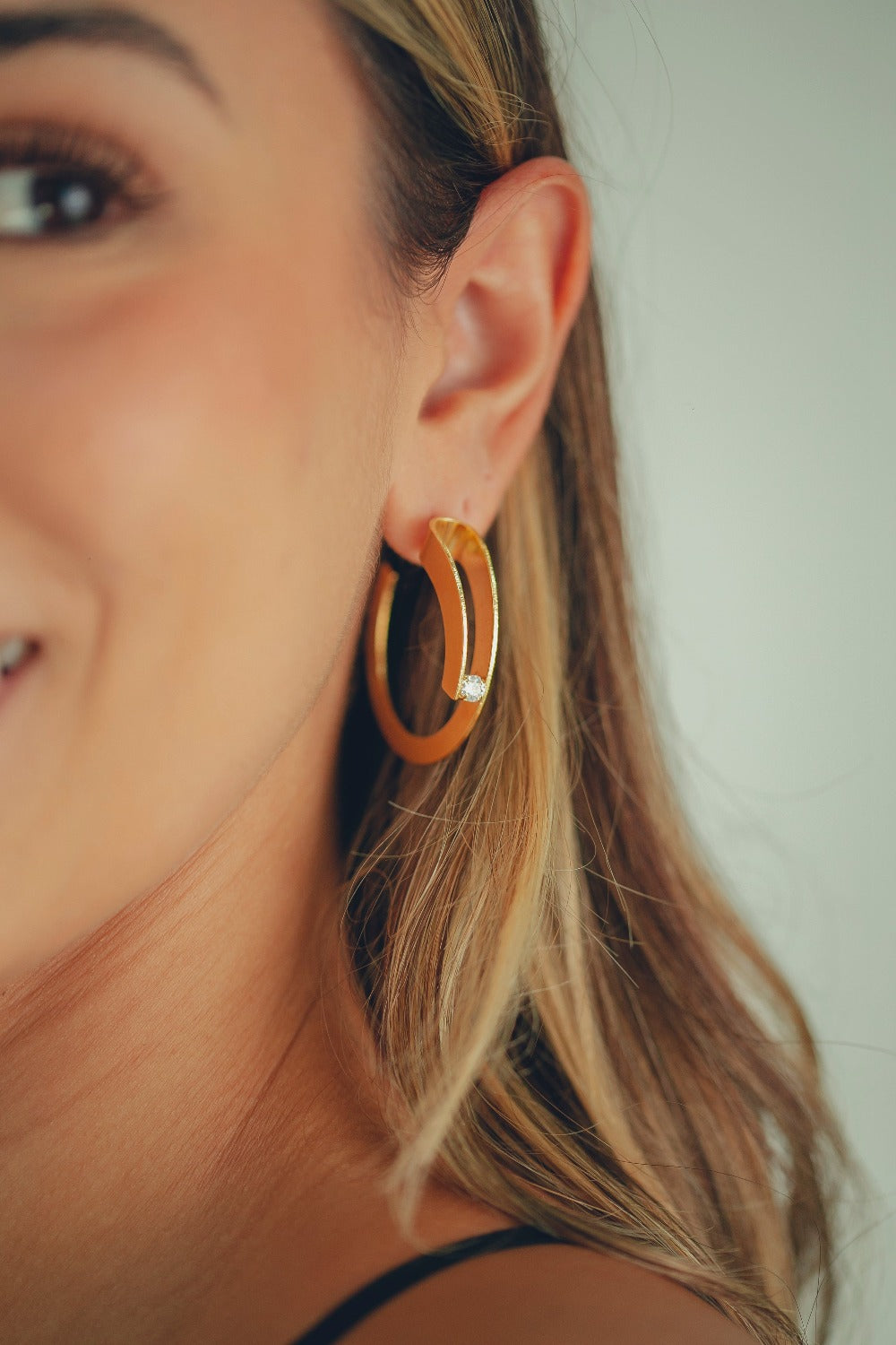 BRINCO DE ARGOLA COM ZIRCÔNIA FOLHEADO A OURO 18K