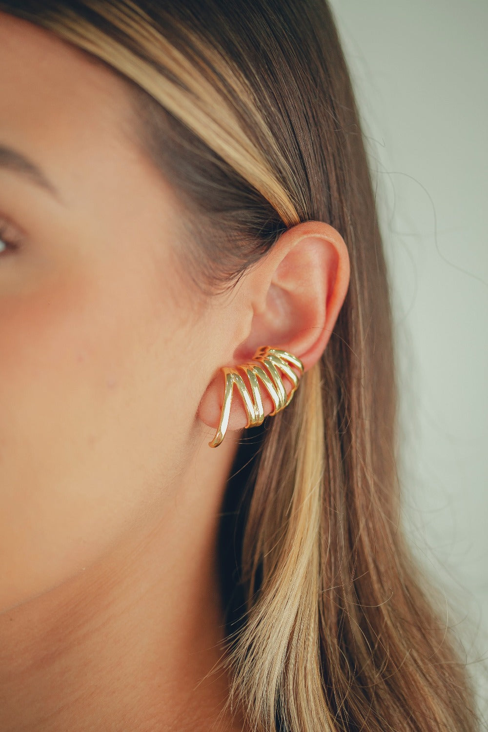 BRINCO EAR HOOK EM LINHAS FOLHEADO A OURO 18K