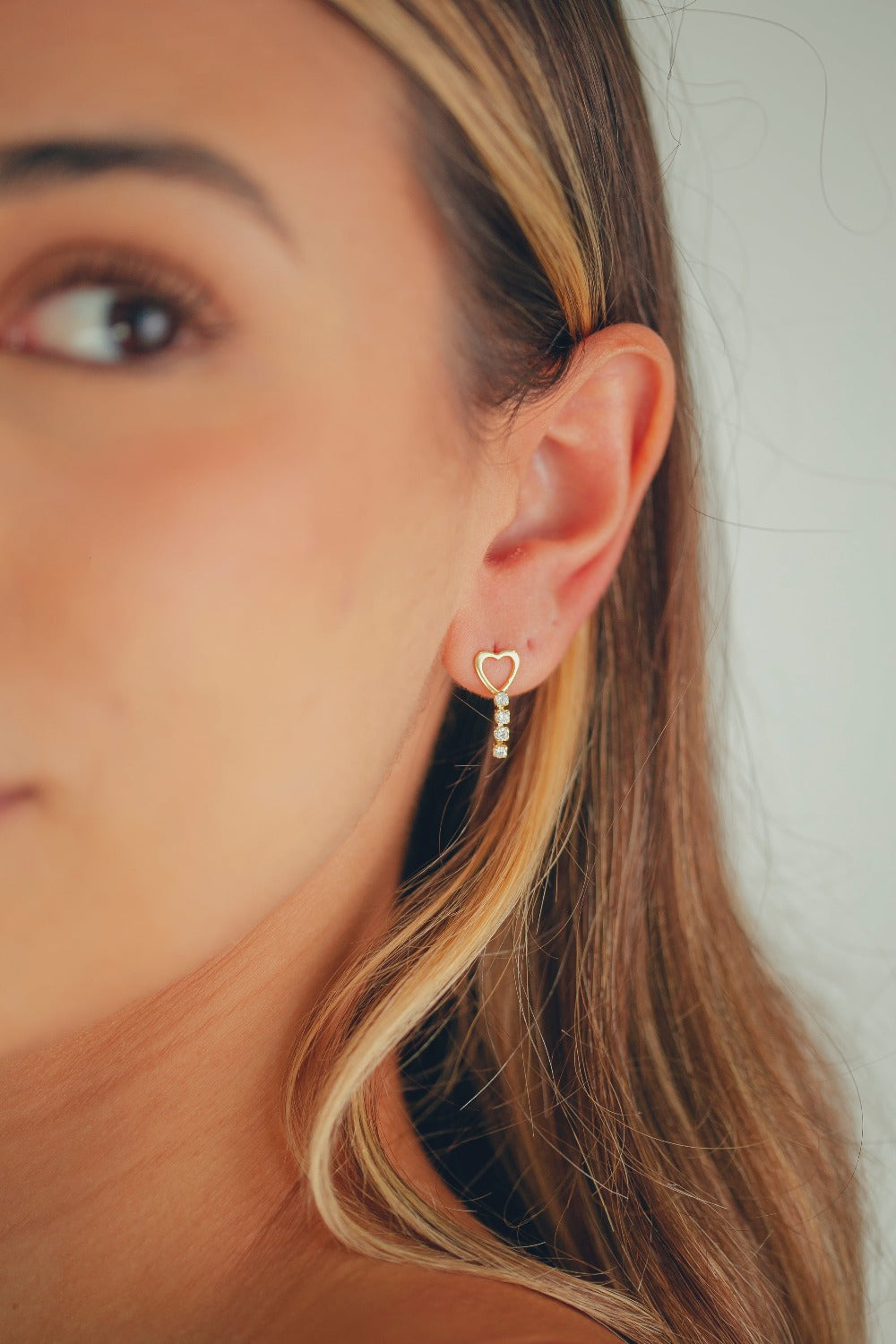 BRINCO DE CORAÇÃO VAZADO COM ZIRCONIA FOLHEADO A OURO 18K