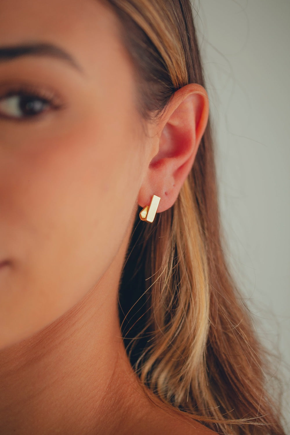 BRINCO DE ARGOLA LOSANGO FOLHEADO A ORUO 18K