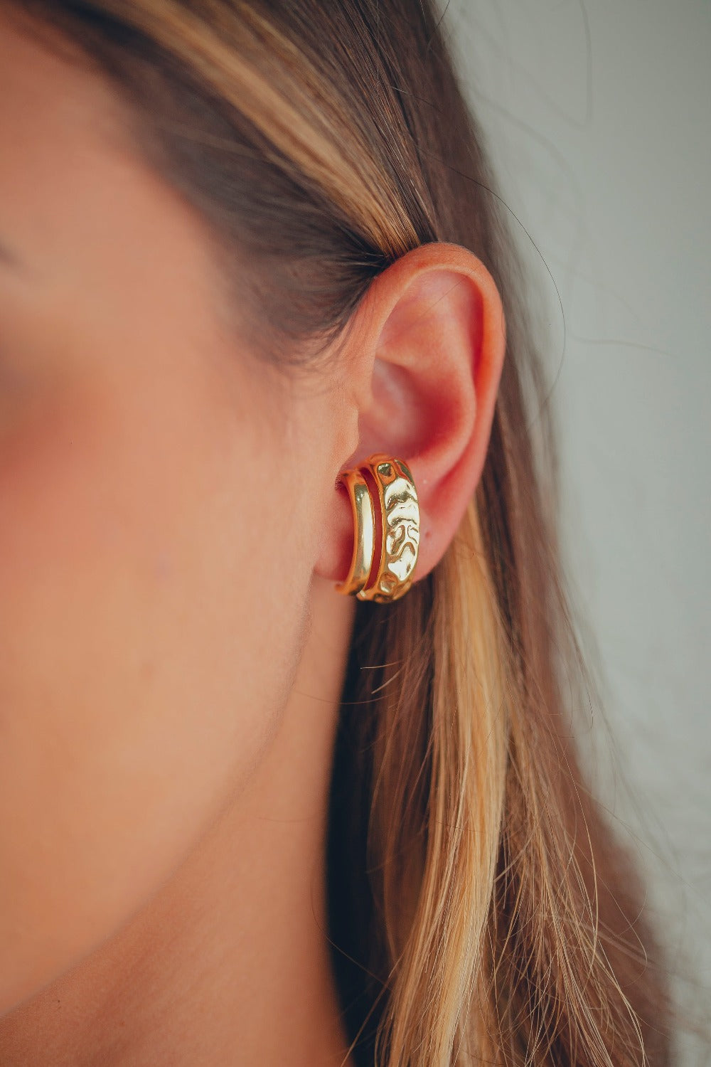 BRINCO EAR HOOK DUPLO LISO E ONDULADO FOLHEADO A OURO 18K