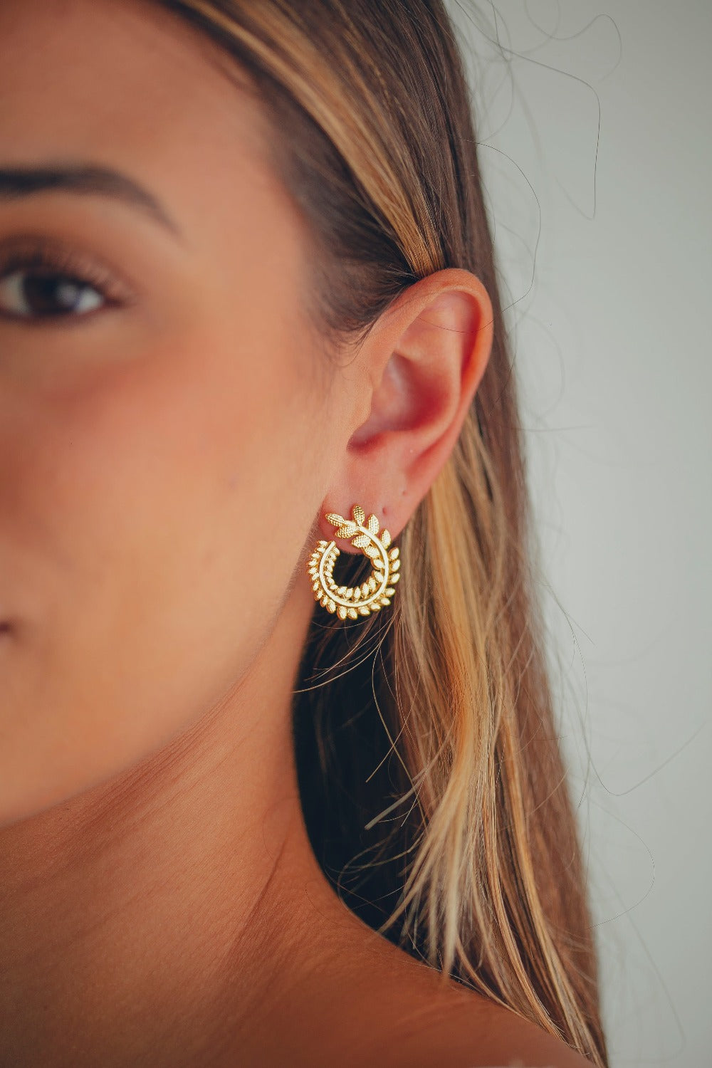 BRINCO COROA DE LOURO FOLHEADO A OURO 18K