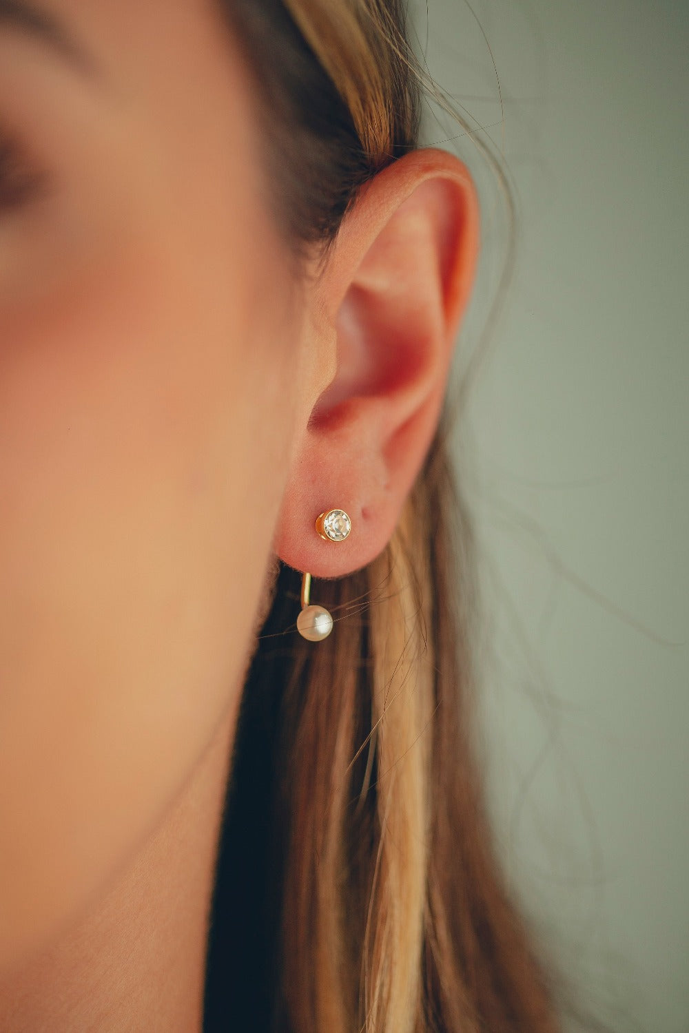 BRINCO EAR JACKET DE PEROLA E PEDRA FOLHEADO A OURO 18K