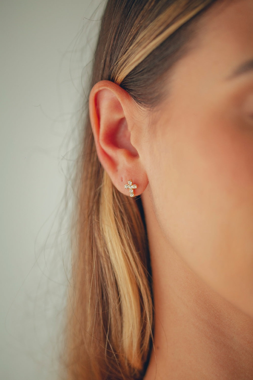 BRINCO MINI CRUCIFIXO COM ZIRCÔNIAS FOLHEADO A OURO 18K
