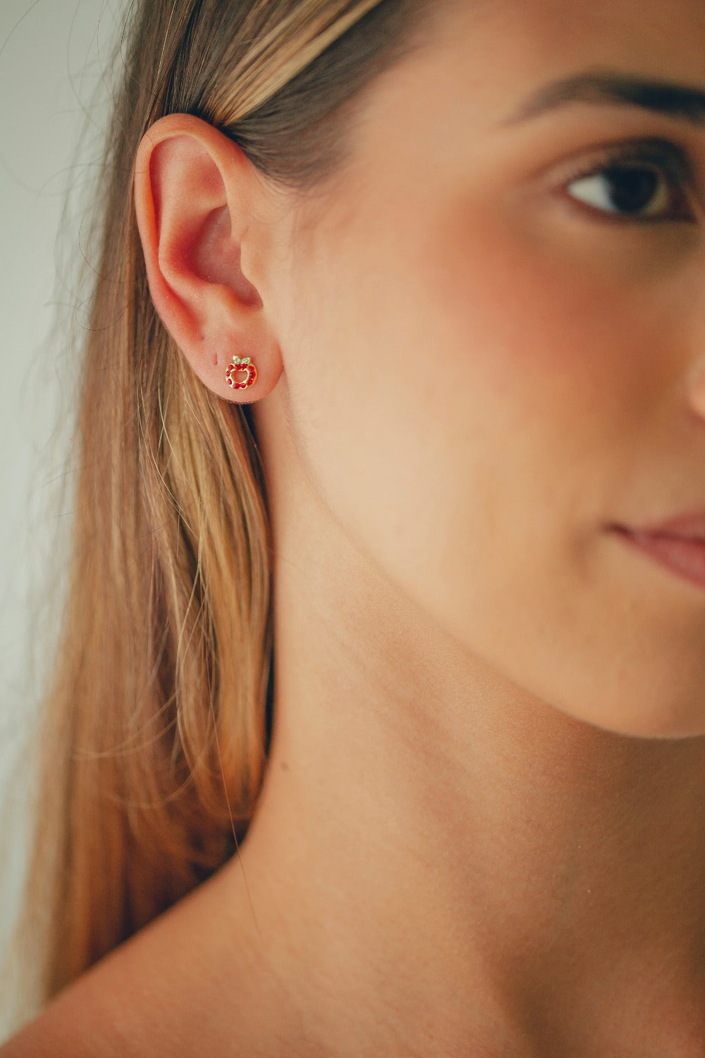 BRINCO MINI MAÇÃ COM STRASS COLORIDAS FOLHEADO A OURO 18K