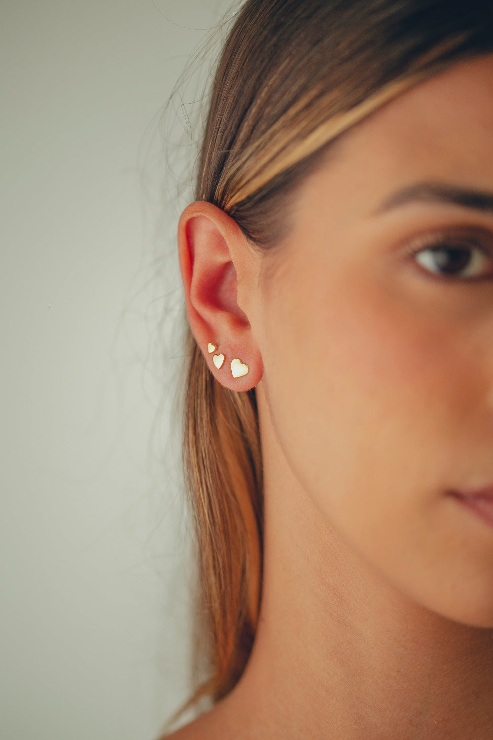 BRINCO MINI TRIO DE CORAÇÕES FOLHEADO A OURO 18K