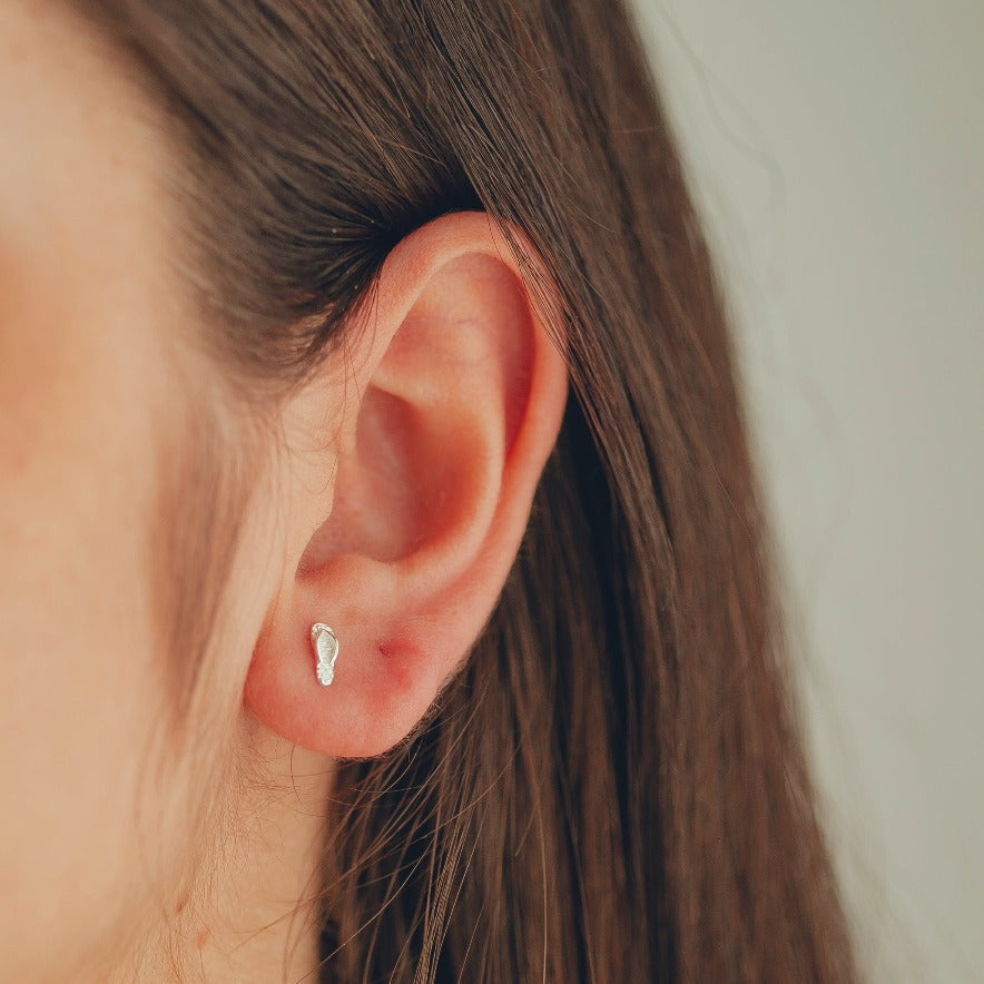 BRINCO DE PRATA CHINELO HUMANIZADA