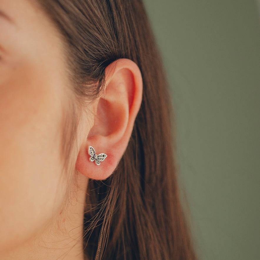 BRINCO DE PRATA ENVELHECIDA BORBOLETA COM ZIRCONIAS HUMANIZADA