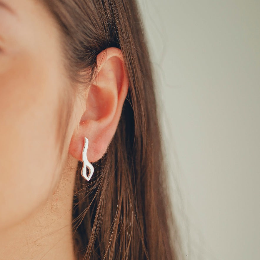 BRINCO DE PRATA ELEGANTE VAZADO HUMANIZADA